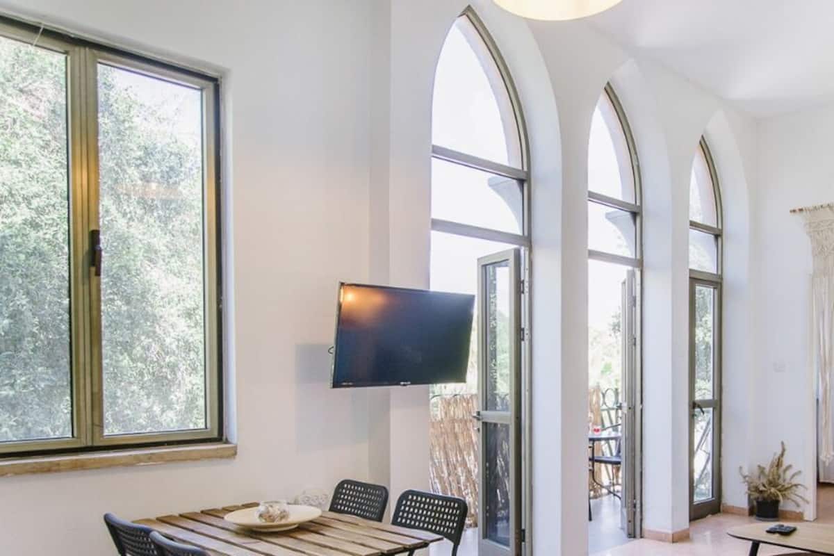 1 habitación, escritorio y espacio para trabajar con laptop