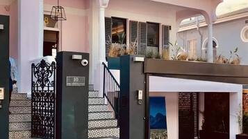 Entrée de l’hébergement