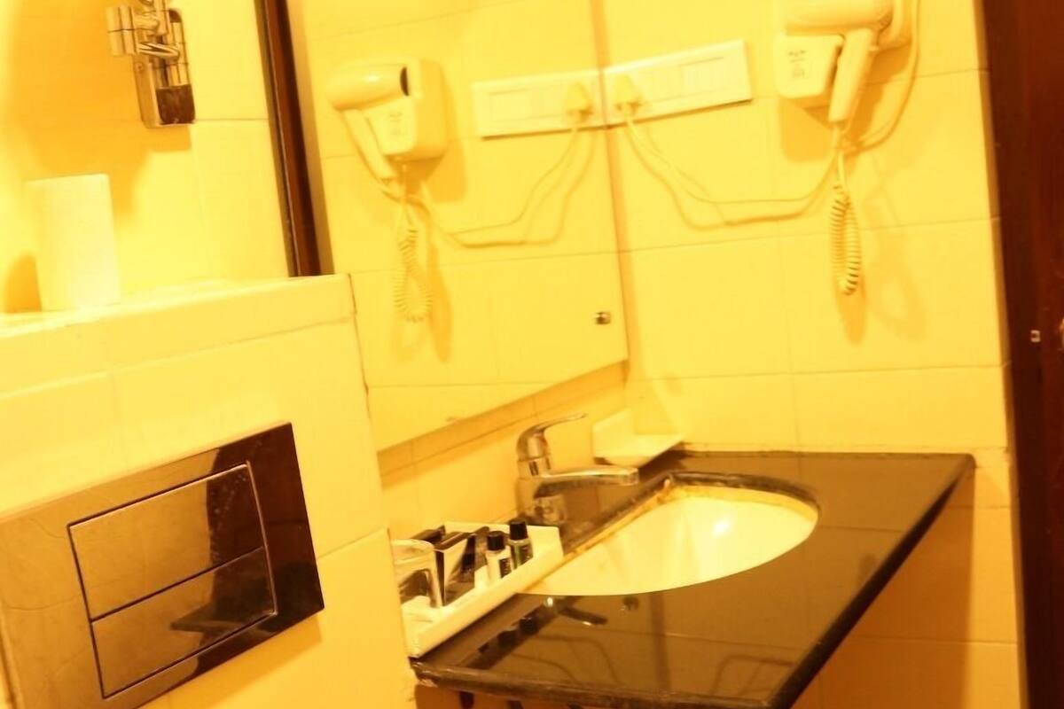 Premium Room, Multiple Beds | Bathroom | Towels
