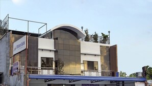 A building with a sign for 'Offshore Suites' and 'Roshon by Mae Roma'. - OYO 459 Offshore Hotel (General Santos)
