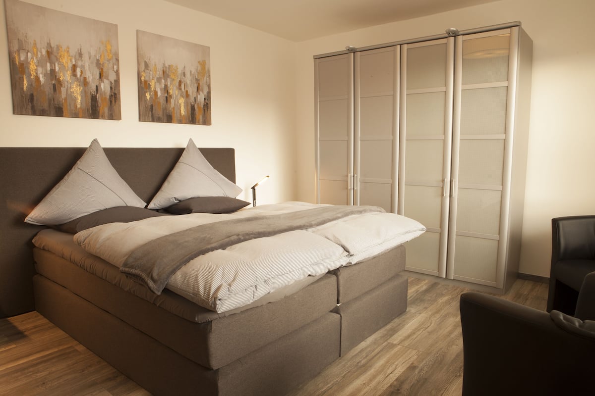 Deluxe Suite, Balcony | WiFi (free), individually decorated, bed sheets