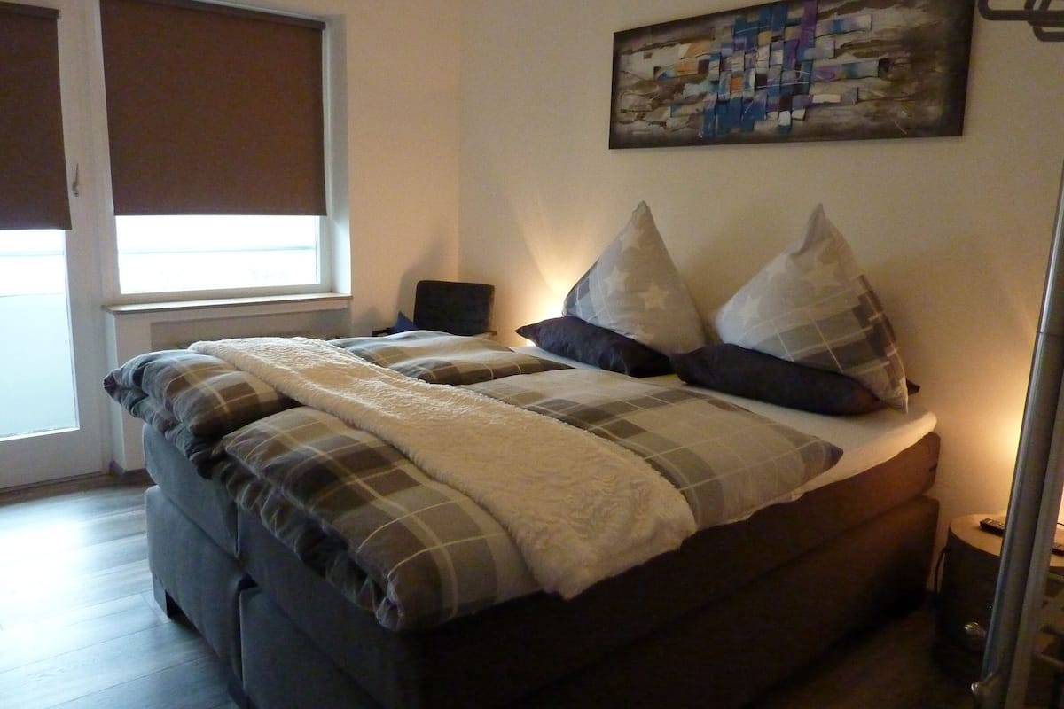 Habitación Confort con 1 cama matrimonial o 2 individuales, balcón | Decoración personalizada, wifi gratis y ropa de cama