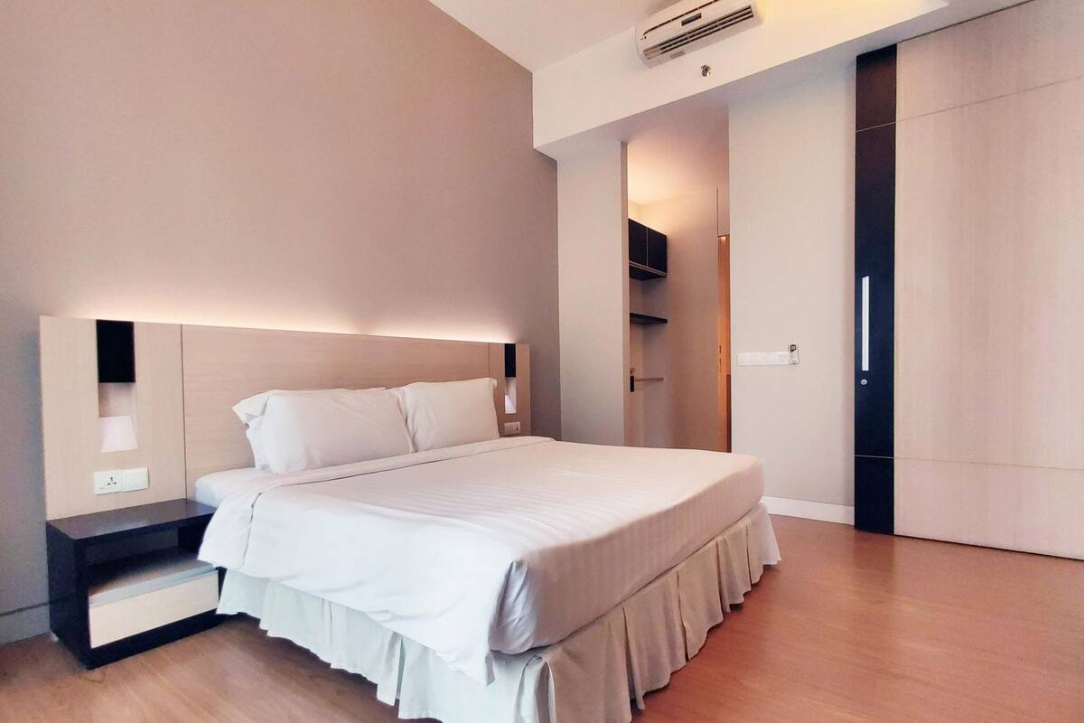 Deluxe King Apartment | Desk, iron/ironing board, free WiFi, bed sheets