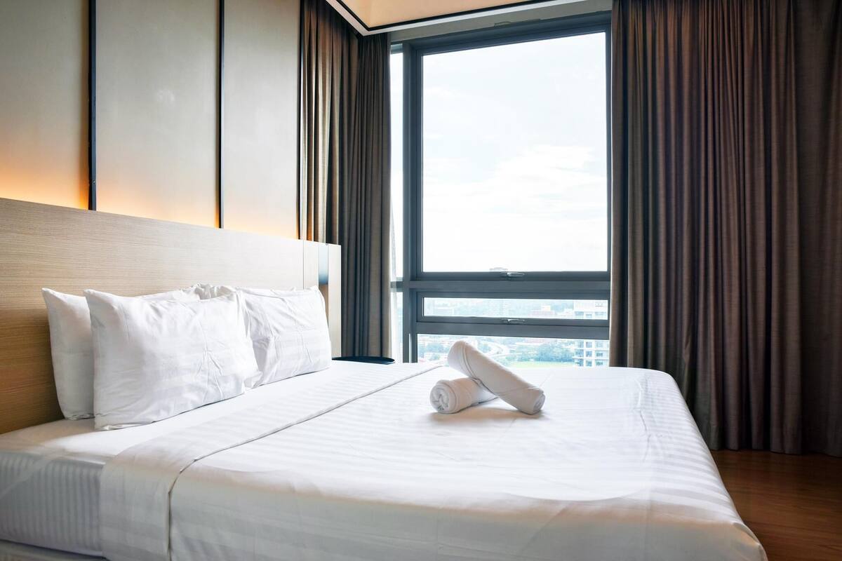 Superior King Apartment | Desk, iron/ironing board, free WiFi, bed sheets