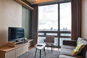 Apartamento superior, 1 cama King | Área de estar | TV de tela plana