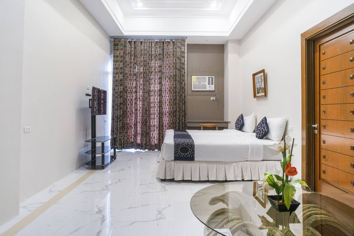 Phòng Suite, 1 phòng ngủ | Bàn, truy cập Internet không dây miễn phí, bộ trải giường 