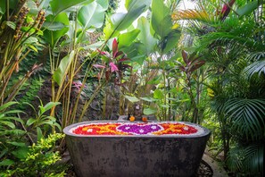 1 Bedroom Garden View | Bad | Separat badekar og dusj, dype avslapningsbadekar og regndusjhode