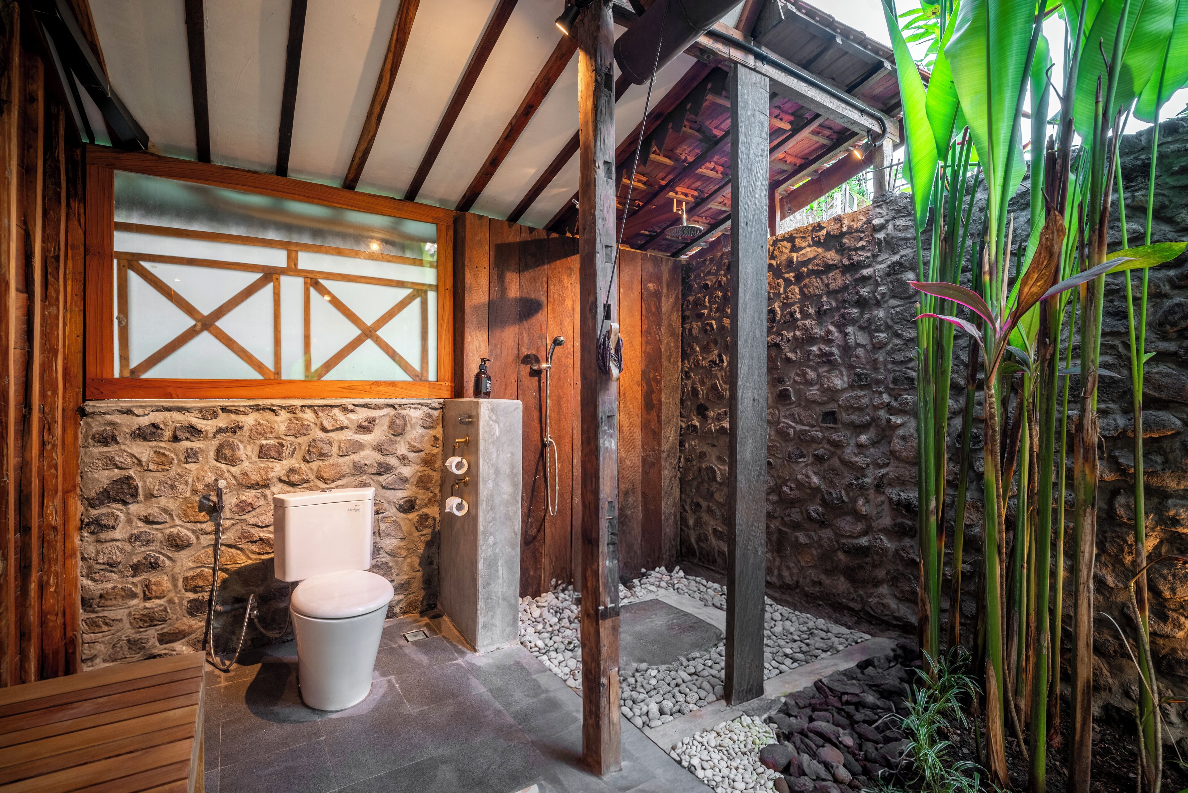 Bathtub dan shower terpisah, bathtub besar,  dan pancuran hujan