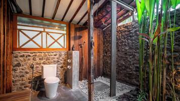 Bathtub dan shower terpisah, bathtub besar, dan pancuran hujan