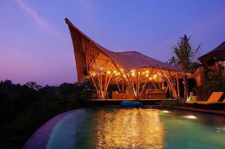 Breakfast and lunch served