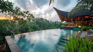 Alberca al aire libre y camastros