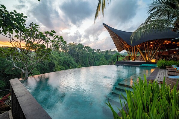 Outdoor pool, pool loungers - Kadewa Retreat Ubud - Adults Only (Ubud)
