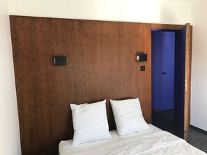 5 bedrooms, iron/ironing board, WiFi, bed sheets
