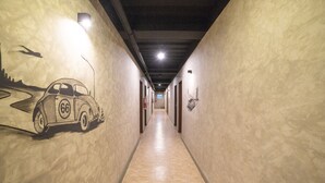 Un corridoio con un murale raffigurante un'auto da corsa e un panorama cittadino.