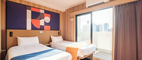 Deluxe Twin Room, Non Smoking | 1 bedroom, in-room safe, desk, laptop workspace
