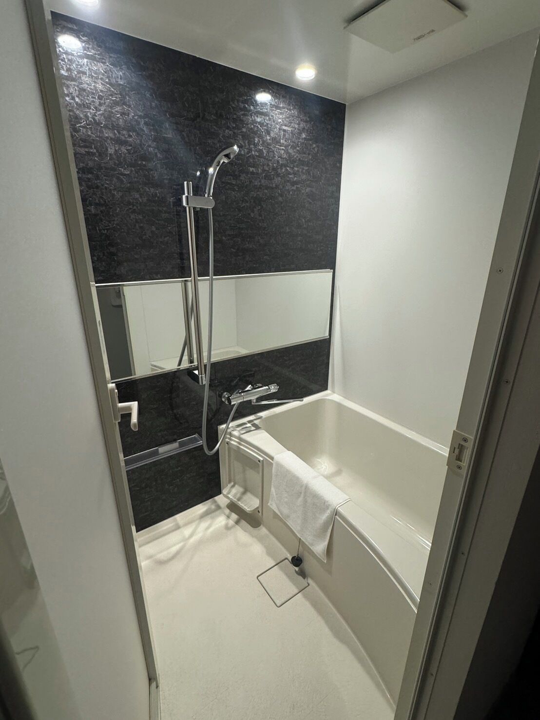 kon one-bedroom suite, non smoking | bathroom | combined shower/bathtub, deep-soaking bathtub, free toiletries