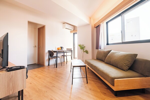 Chambre Double Familiale, 1 chambre, non-fumeurs | Coin séjour | Télévision