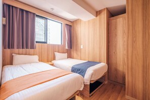 Familie suite, 2 slaapkamers, niet-roken | 1 slaapkamer, een kluis op de kamer, een bureau, een laptopwerkplek