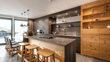 Kühlschrank, Ofen, Geschirrspüler, Wasserkocher mit Kaffee-/Teezubehör