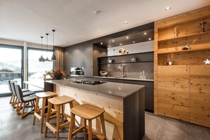 Kühlschrank, Ofen, Geschirrspüler, Wasserkocher mit Kaffee-/Teezubehör