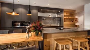 Fridge, oven, dishwasher, coffee/tea maker