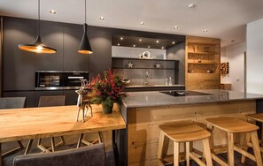 Kühlschrank, Ofen, Geschirrspüler, Wasserkocher mit Kaffee-/Teezubehör