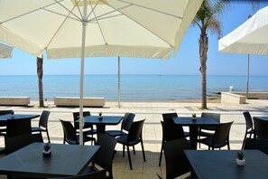 Outdoor dining - Waterfront penthouse in the center for 6/8 pax (Marina di Ragusa)