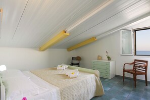 4 bedrooms, iron/ironing board, travel crib, free WiFi - Waterfront penthouse in the center for 6/8 pax (Marina di Ragusa)