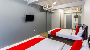Superior Family Room | Desk, WiFi (free), bed sheets - OYO 476 Hedda Hotel (Cebu)