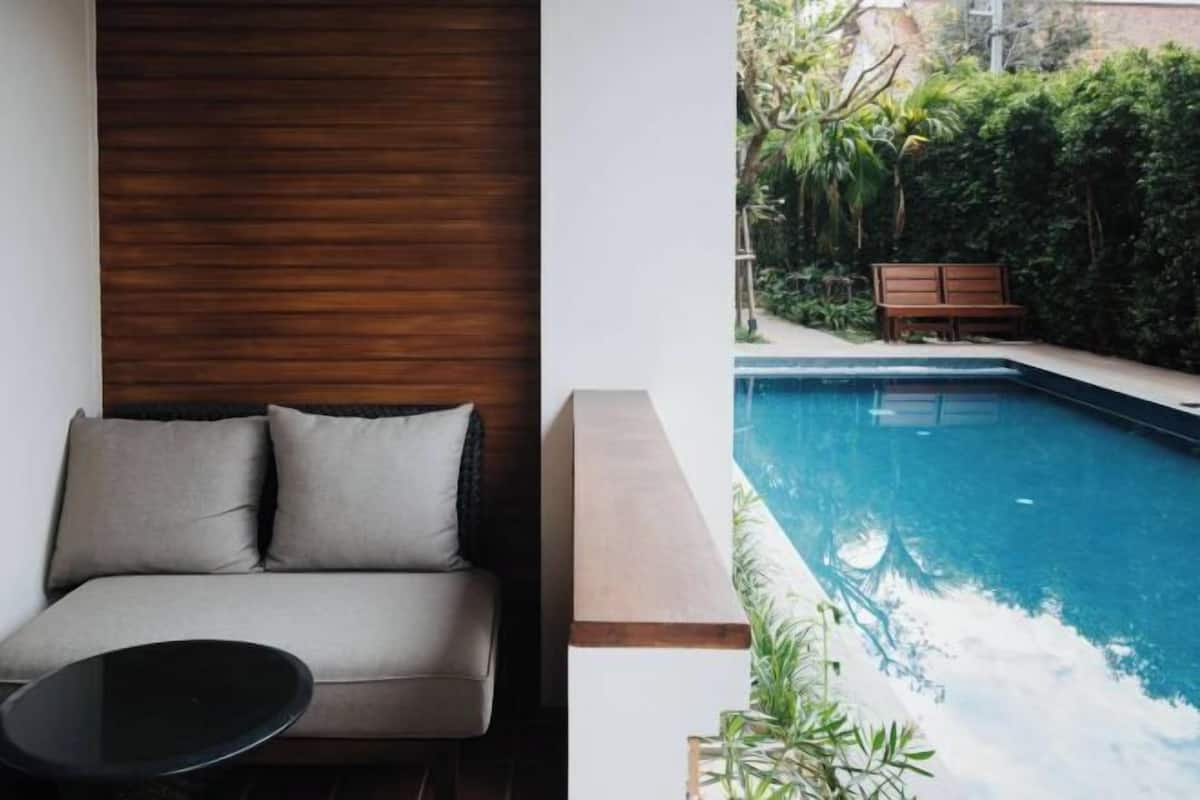 Zwembad | Een buitenzwembad en ligstoelen