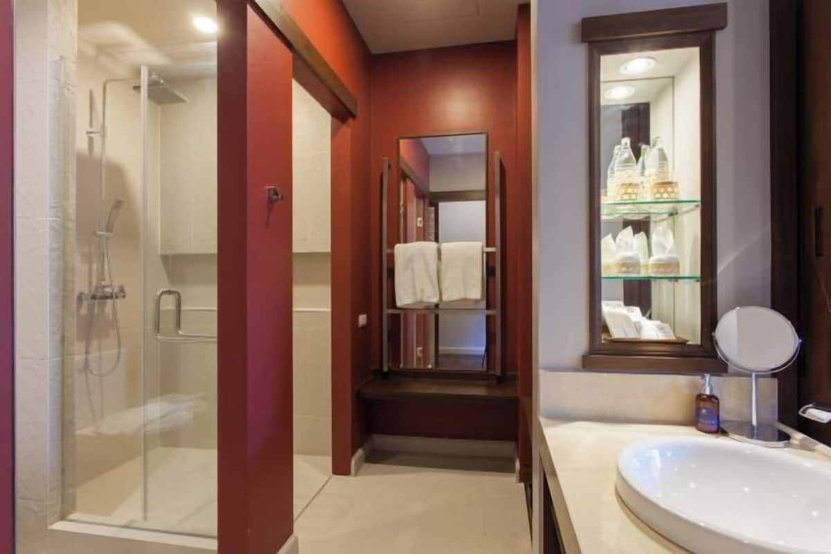 Gratis toiletartikelen, een haardroger, badjassen, pantoffels