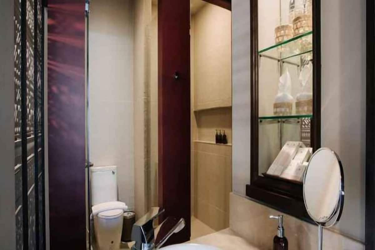 Gratis toiletartikelen, een haardroger, badjassen, pantoffels