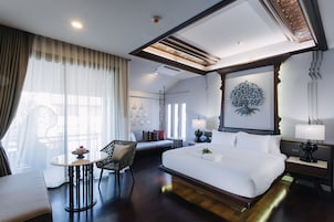Executive Room, 1 King Bed, Non Smoking, Bathtub | Premium bedding, memory foam beds, minibar, in-room safe