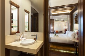 Bộ đồ giường cao cấp, nệm cao su hoạt tính (memory foam), minibar 