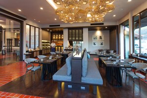 Phục vụ bữa sáng, bữa trưa, bữa tối, món địa phương và quốc tế 