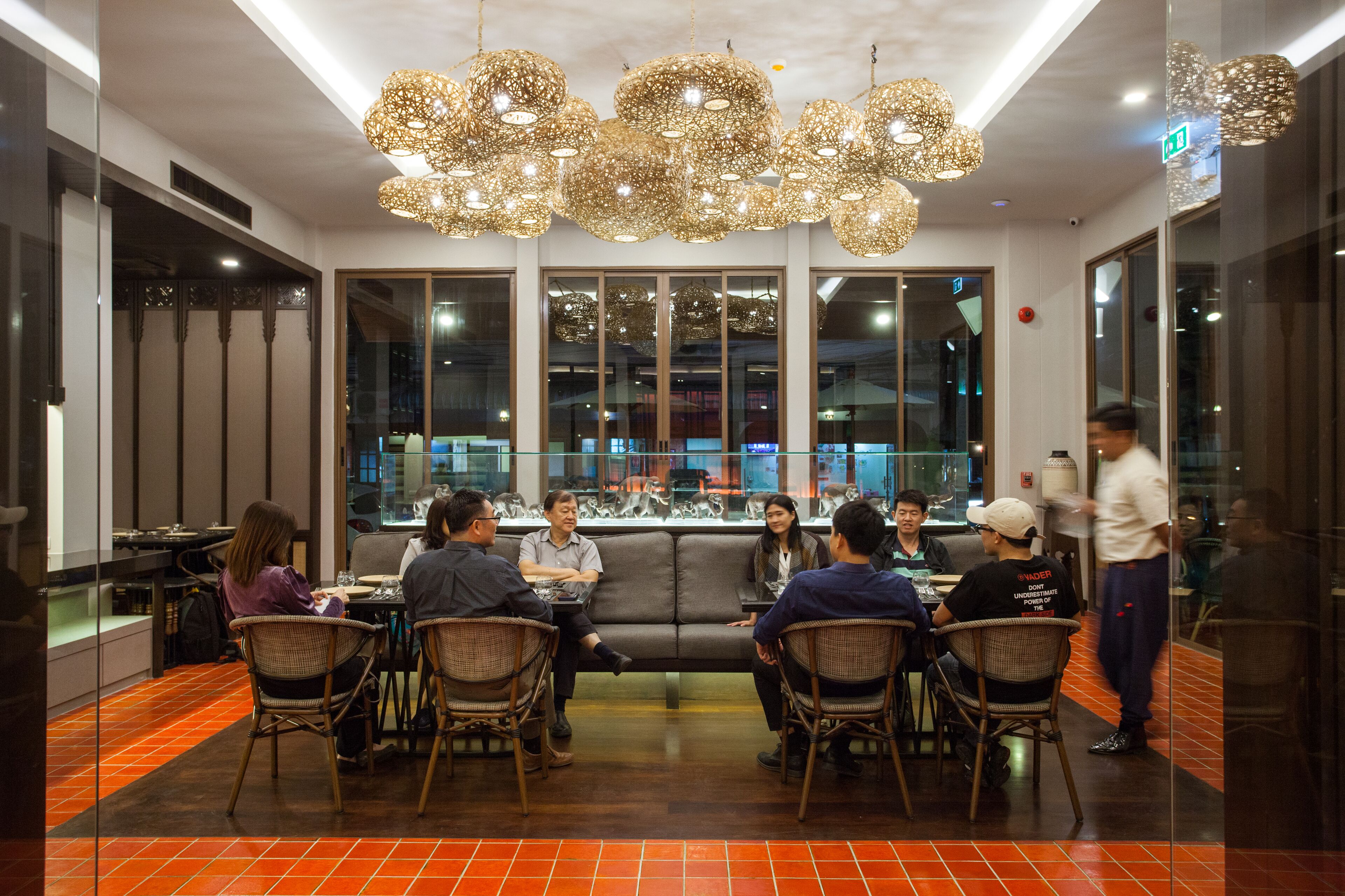 حيث تُقدم وجبات الإفطار، الغداء، العشاء، خيارت الطبخ المحلي والعالمي