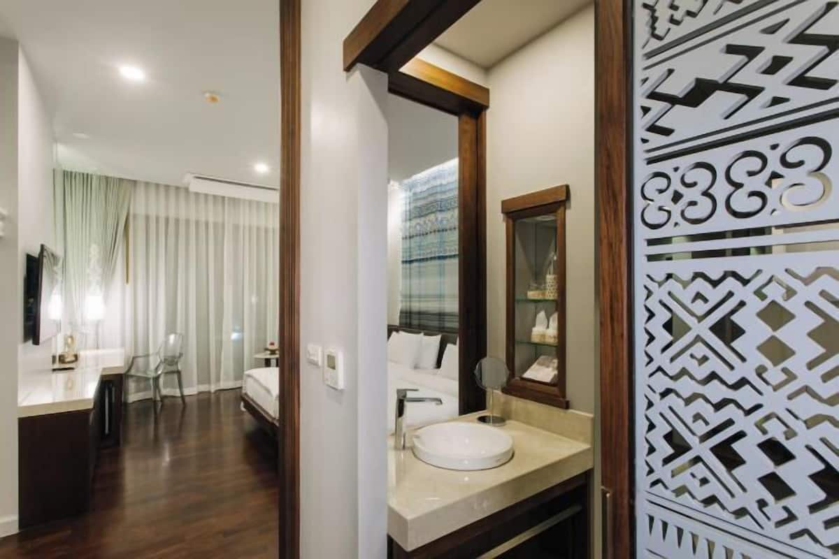 Badkamer | Gratis toiletartikelen, een haardroger, badjassen, pantoffels