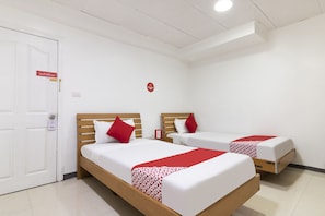 Standard Twin Room | Bed sheets - OYO 416 Lucky Hotel (Manila)