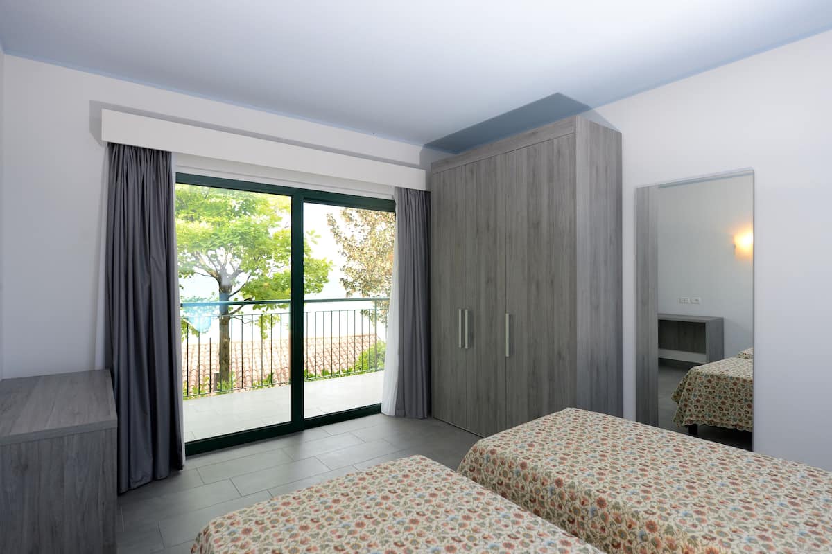 Panoramic Apartment, 2 Bedrooms, Lakeside (Pet Friendly)