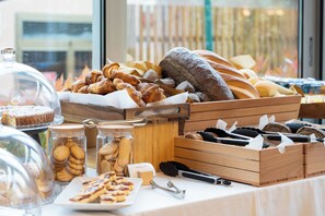 Breakfast meal - Club Del Sole Desenzano Boutique Resort (Desenzano del Garda)