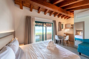 Verduisterende gordijnen, gratis wifi, beddengoed