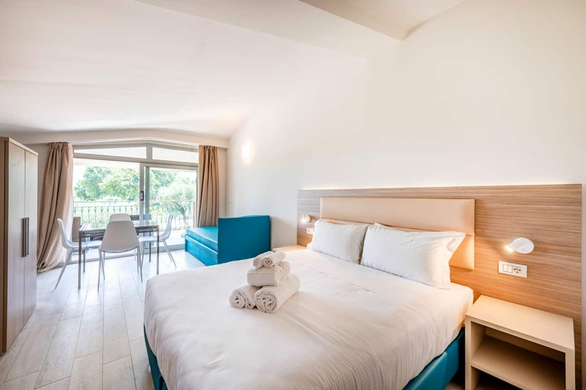 Appartamento Executive, 1 camera da letto, terrazzo, vista lago parziale (Pet Friendly) | Tende oscuranti, Wi-Fi gratuito, lenzuola