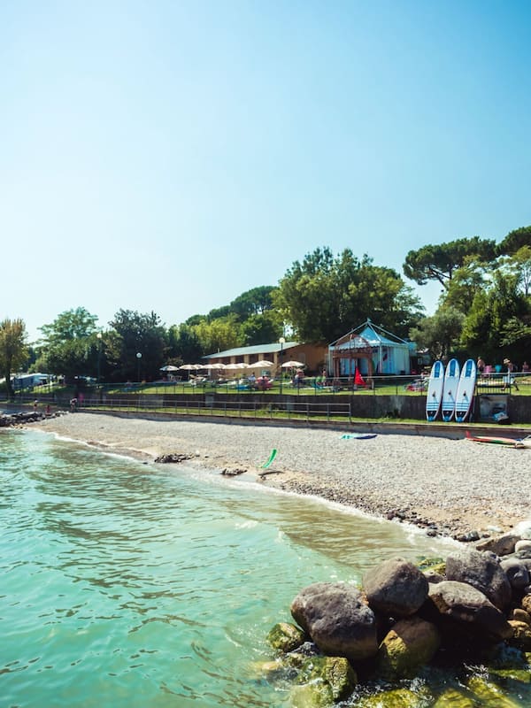 Playa privada y playa de arena negra