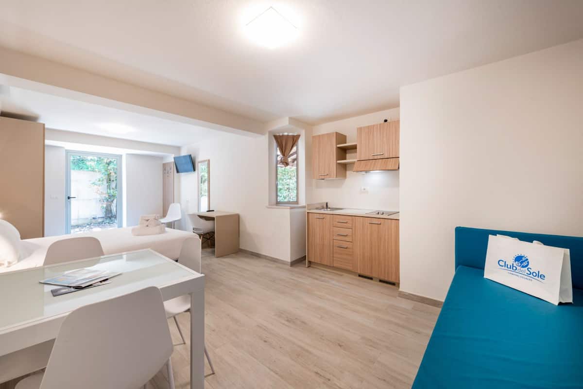 Superior-Apartment, 1 Schlafzimmer, Terrasse (Pet Friendly) | Wohnbereich | Flachbildfernseher