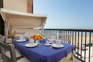 Outdoor dining - Bright apartment overlooking the beach and direct access to the sea (Marina di Ragusa)