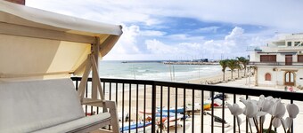 Bright apartment overlooking the beach and direct access to the sea