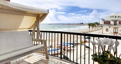 Helle Wohnung mit Blick auf den Strand und direktem Zugang zum Meer