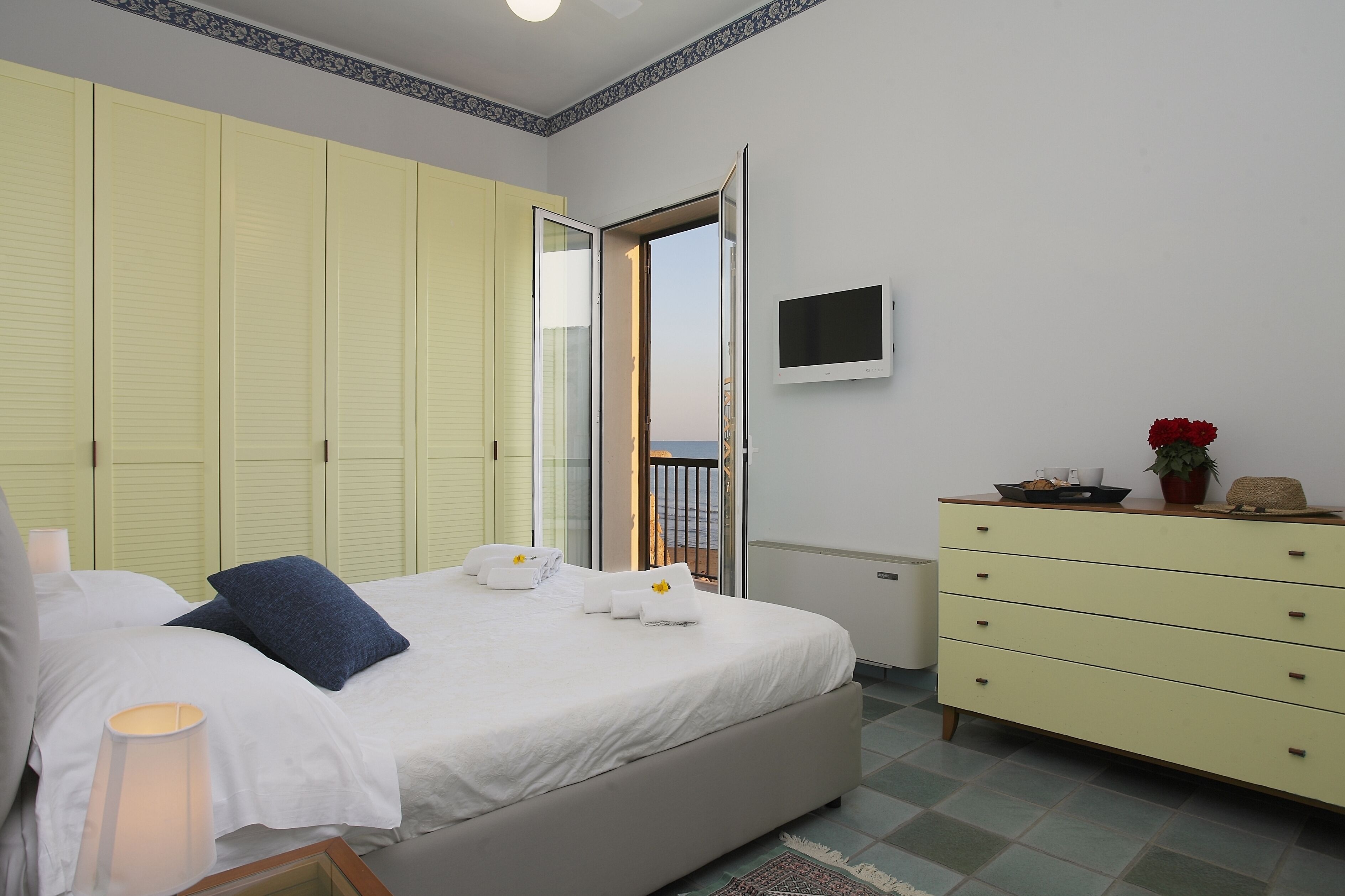 2 Schlafzimmer, Schreibtisch, Bügeleisen/Bügelbrett, Reisekinderbett