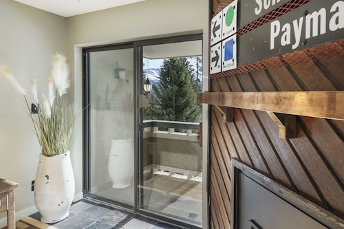 Tilava 2 makuuhuoneen - 2 minuutin kävelymatkan päässä 4. Kello!