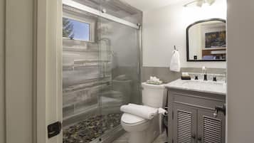 Bañera con ducha, secador de pelo, toallas